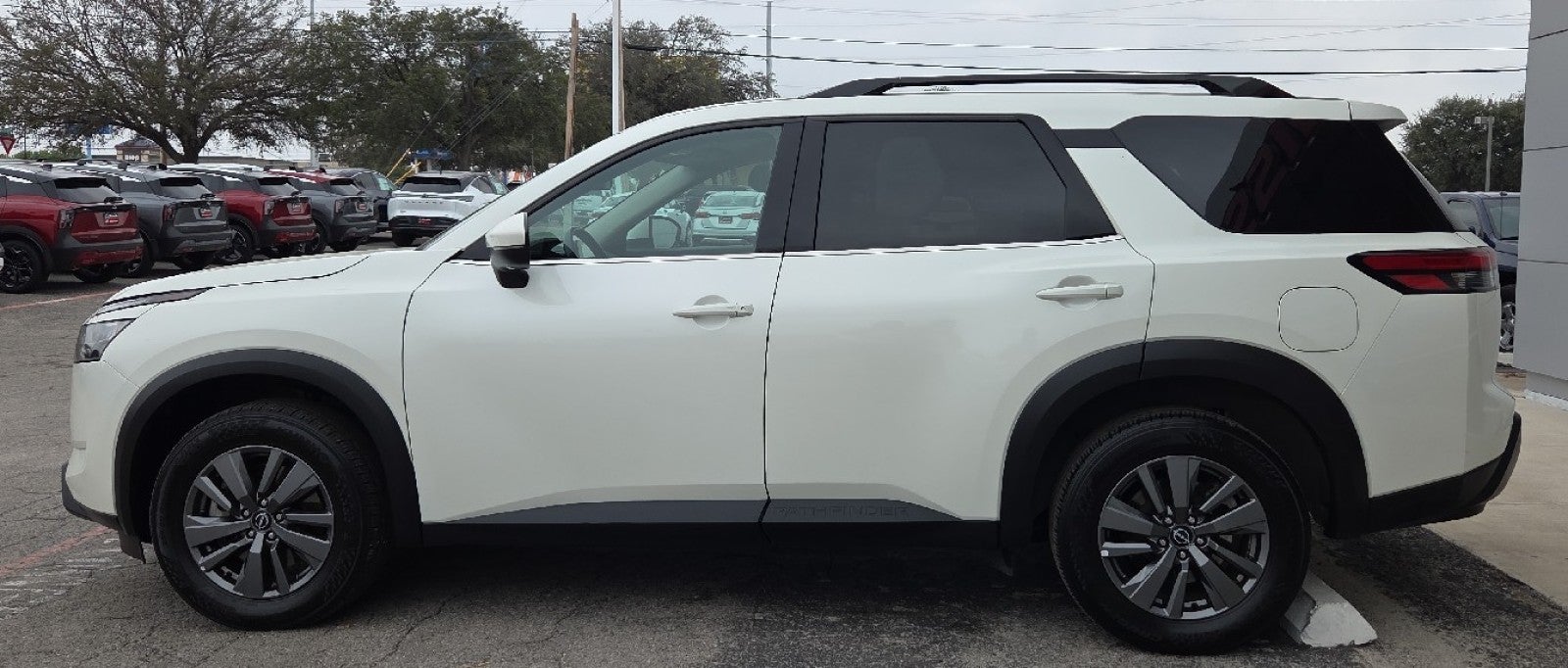 2024 Nissan Pathfinder SV